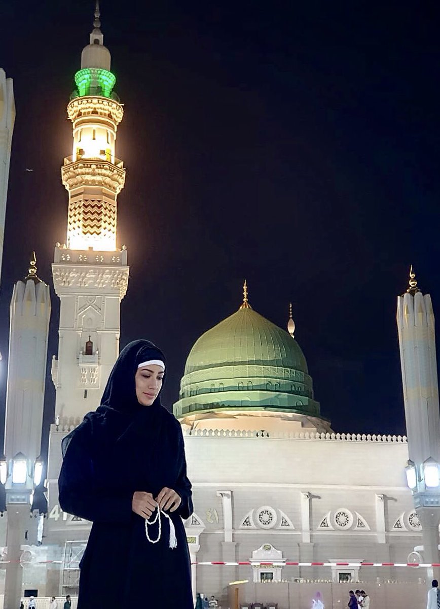 What Mehwish Hayat feels on Medina pilgrimage, art and politics