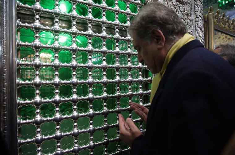 Foreign Minister of Pakistan visits Imam Reza Shrine in Iran