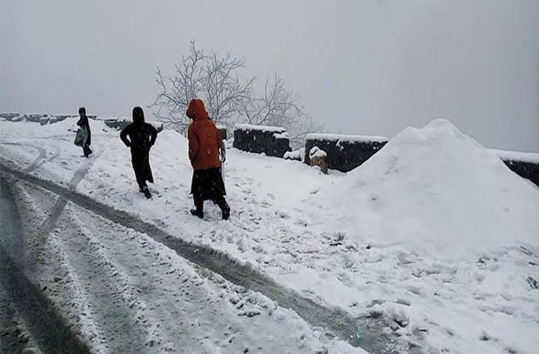 Closure of inter cities roads due to heavy snowfall and rains