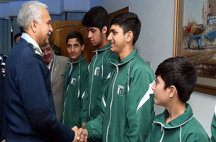 PAF chief meets Pakistan Junior Squash team and give cash prizes