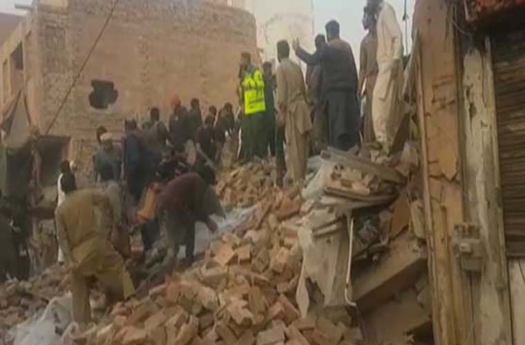 Muzaffargarh building collapse kills 8 people