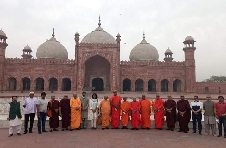 Senior Sri Lankan Buddhist Monks visit Badshahi Mosque and Lahore Fort
