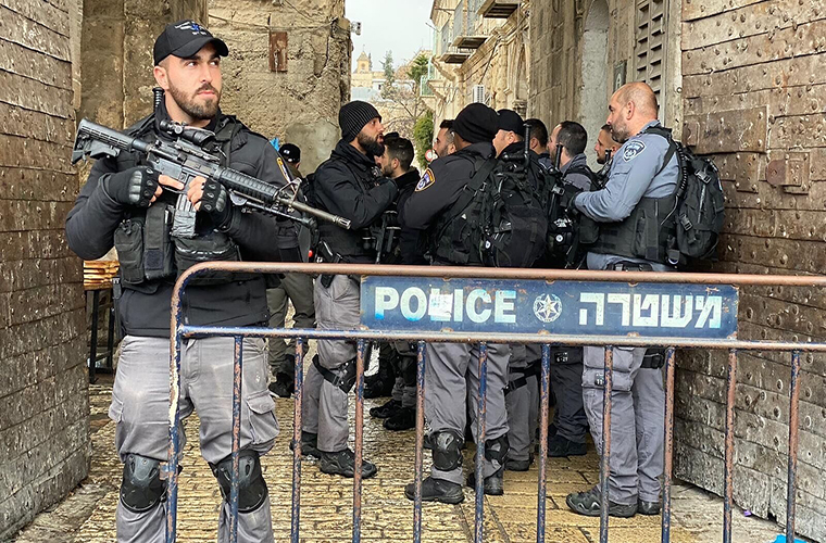 Over 100 Palestinians injured in attacks on Ramazan gatherings in al Quds