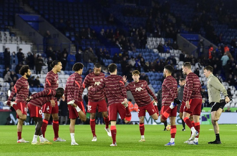 Football-Liverpool miss chance to close gap on top, as Spurs held by Saints