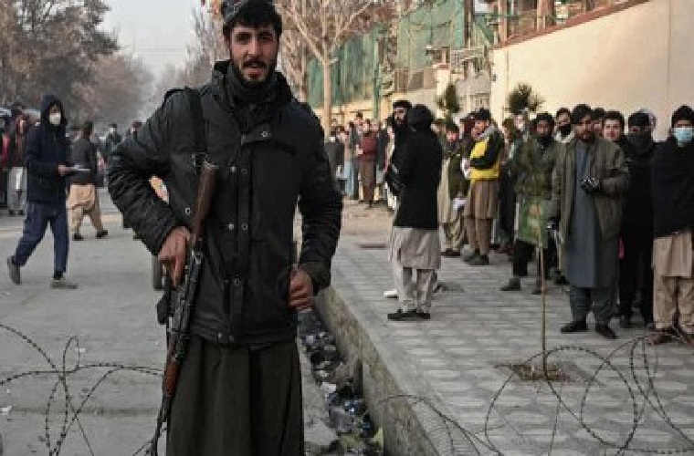 Suicide bomber killed at Kabul passport office gate