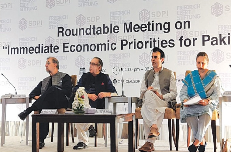 Experts call for comprehensive economic reform strategy