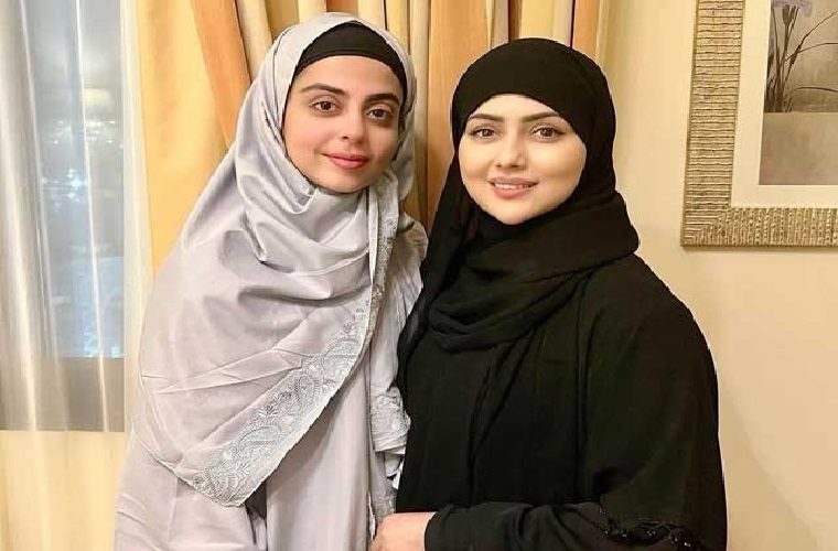 Actress Yashma Gul meets Sana Khan while performing Umrah