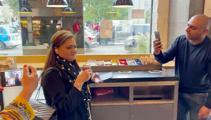 PTI supporters misbehaved with Marriyum Aurangzeb