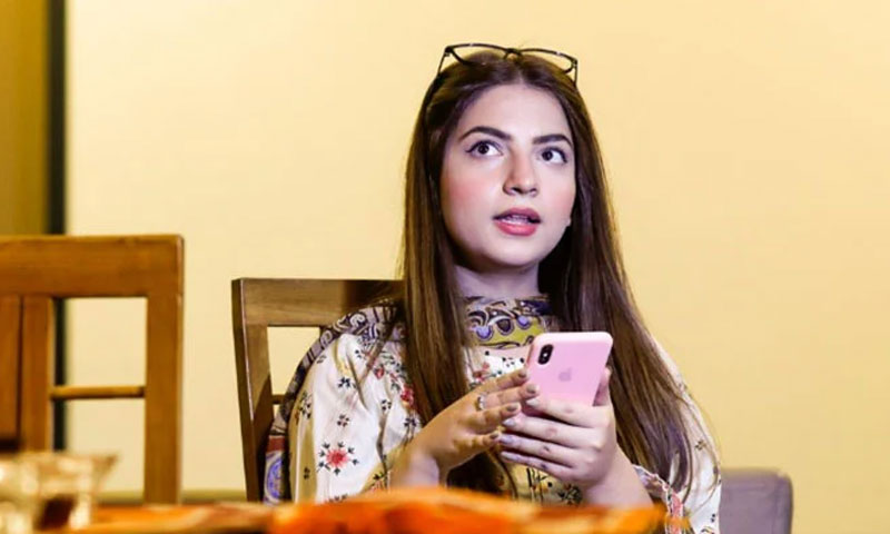 ‘Pawri girl’ landed in hot waters for unethical advice