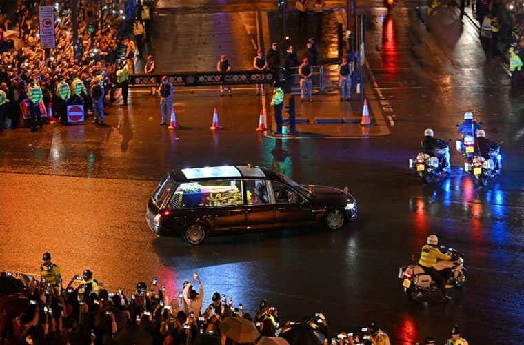 Queen Elizabeth’s casket arrives at Buckingham Palace
