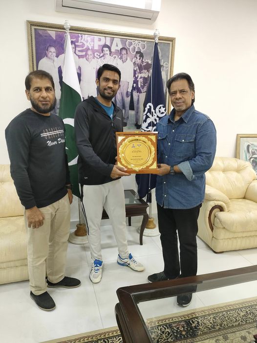 Jahangir Khan honours Squash Head Coach Naveed Alam