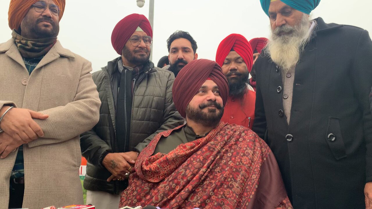 Navjot Singh Sidhu visits Gurudwara Kartarpur calls for Pak – India talk