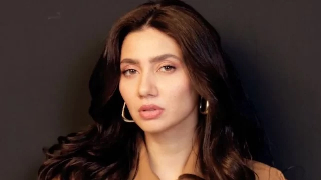 Watch: Mahira Khan visits marketplace without getting noticed