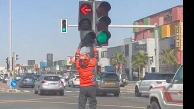 Pakistani delivery rider receives award from Dubai govt