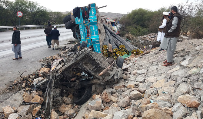 Deadly multi-vehicle crash claims 6 lives in Pakistan
