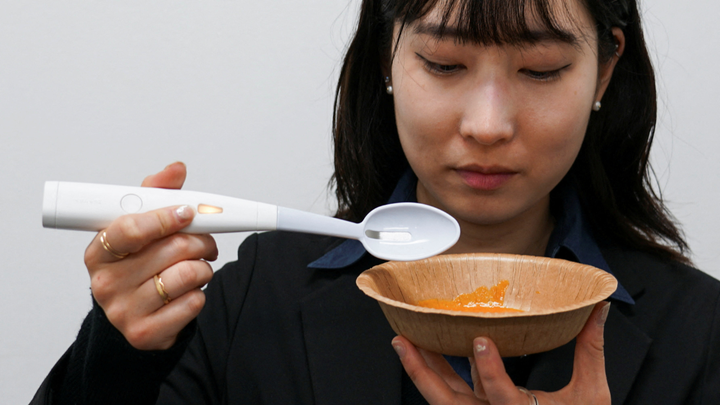 Electric salt spoon enhances salty taste