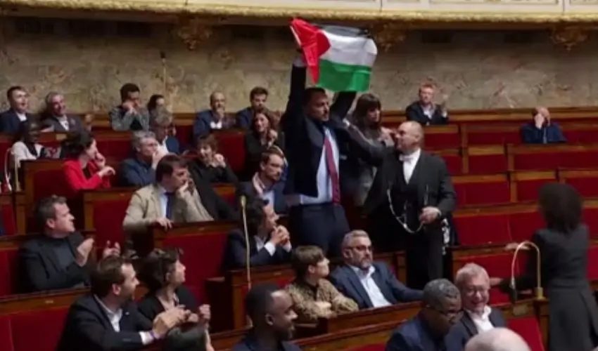 Palestinian flag raised in French parliament
