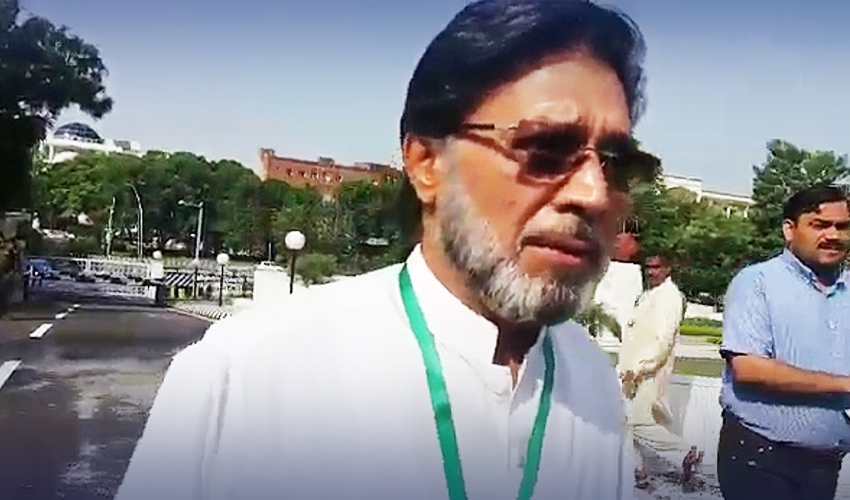 PTI lawyers attack Khawar Maneka outside court