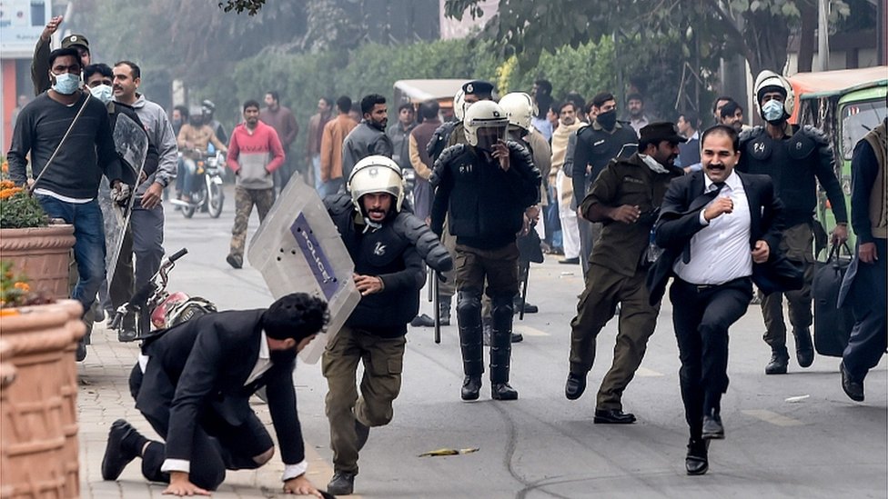 Police-lawyers clashes resume after a pause at LHC