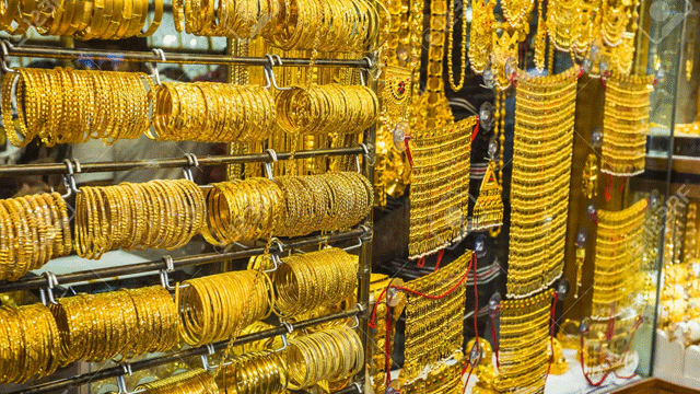 Gold prices fall in both global and local markets
