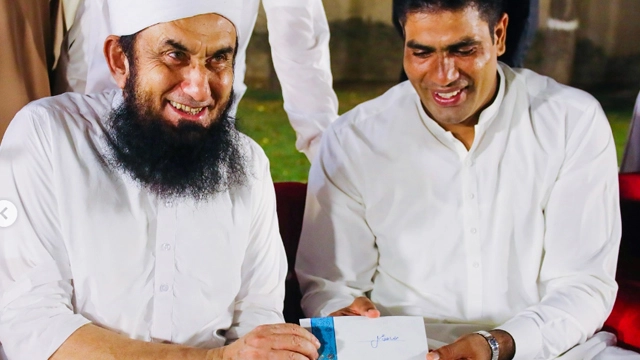 Maulana Tariq Jamil presents cash prize to Arshad Nadeem