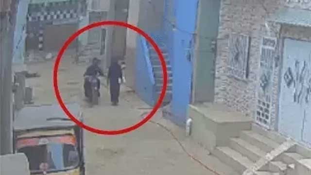 Video: Another Karachi girl groped in broad daylight