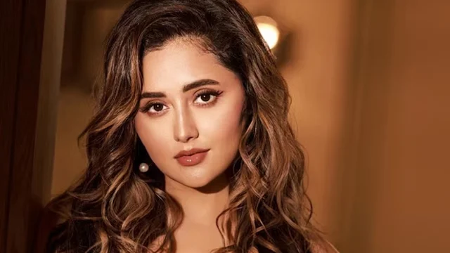 Debt forces this Indian actress to eat cheap INR20 meal in Audi A6