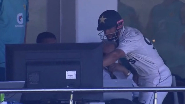 Watch: Shan Masood gets furious after controversial dismissal