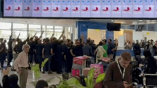 Stranded Pakistani pilgrims in Iraq reach Karachi