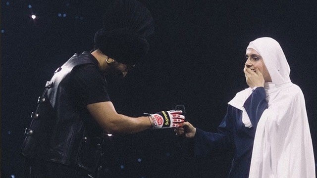 Diljit Dosanjh gives gift to Pakistani fan during Manchester concert
