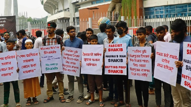 Clash broke out between anti and pro-Shakib supporters