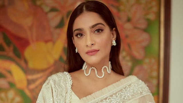 Sonam Kapoor kicks off Dussehra festivities in Pakistani designer dress