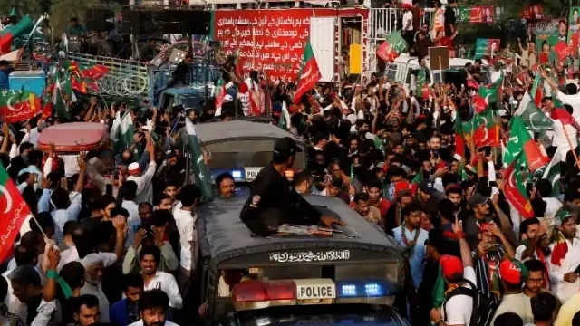 Tension in the air as PTI convoy advances towards Islamabad
