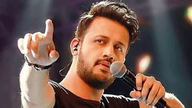 Watch: Atif Aslam surprises fans with a street performance