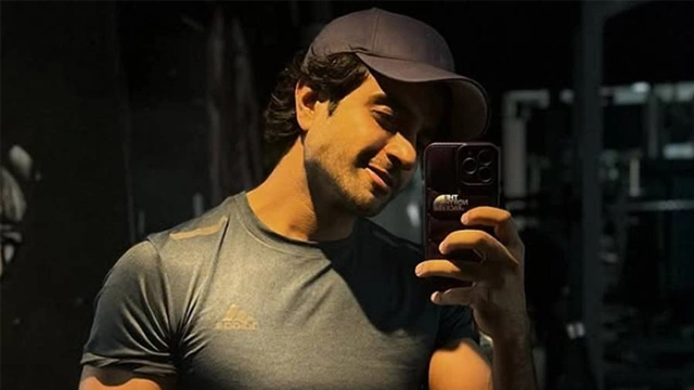 Watch: Actor Umar Alam proposes girlfriend during flight