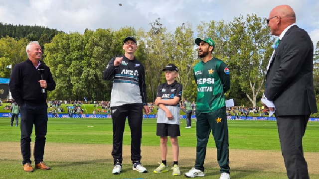 New Zealand opt to bowl against Pakistan
