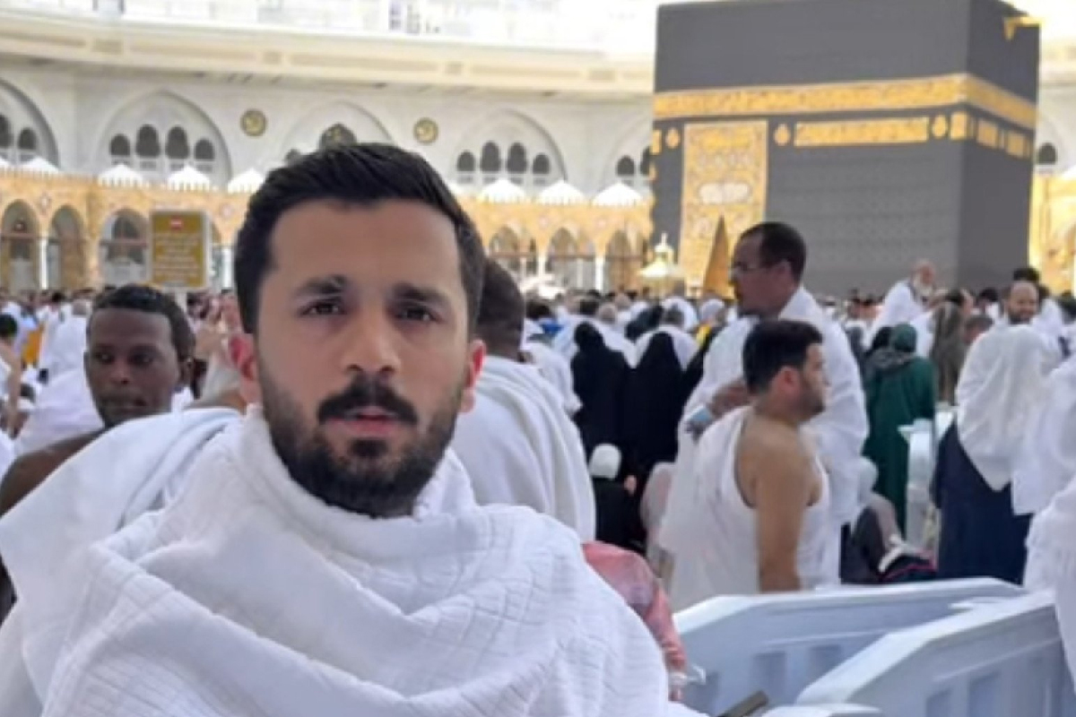 Perfume controversy: Rajab Butt apologies again form Makkah