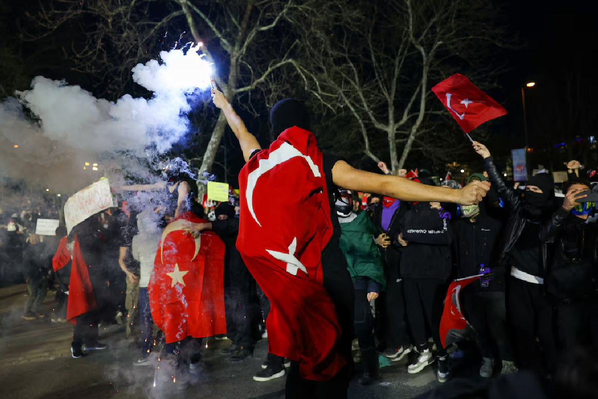 Turks vow to carry on with protests