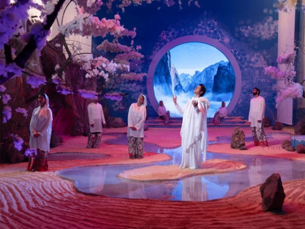 Ali Zafar releases Qaseeda Burda Sharif’ in his unique voice