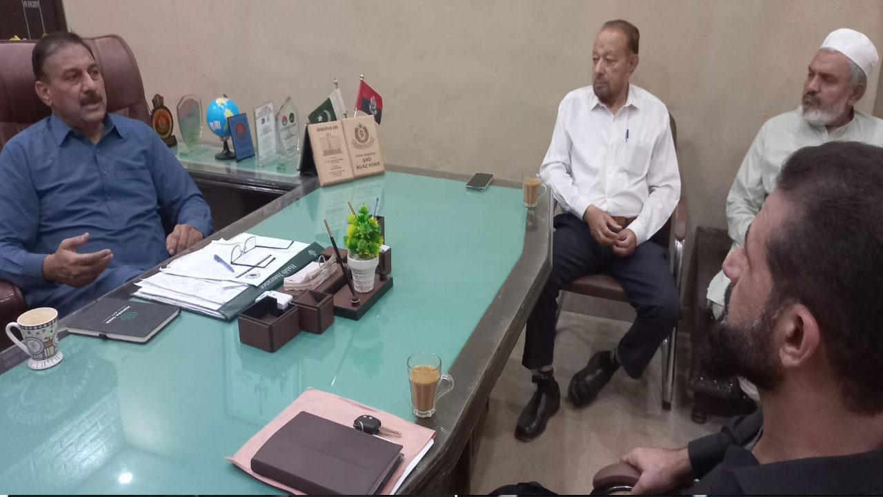 JI’s Public Aid Committee delegation meets Mehmoodabad SHO Ejaz Khan