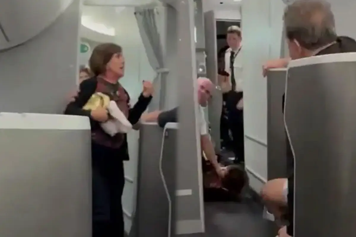 American Airlines Crew Restrains Passenger Trying to Enter Cockpit on Flight