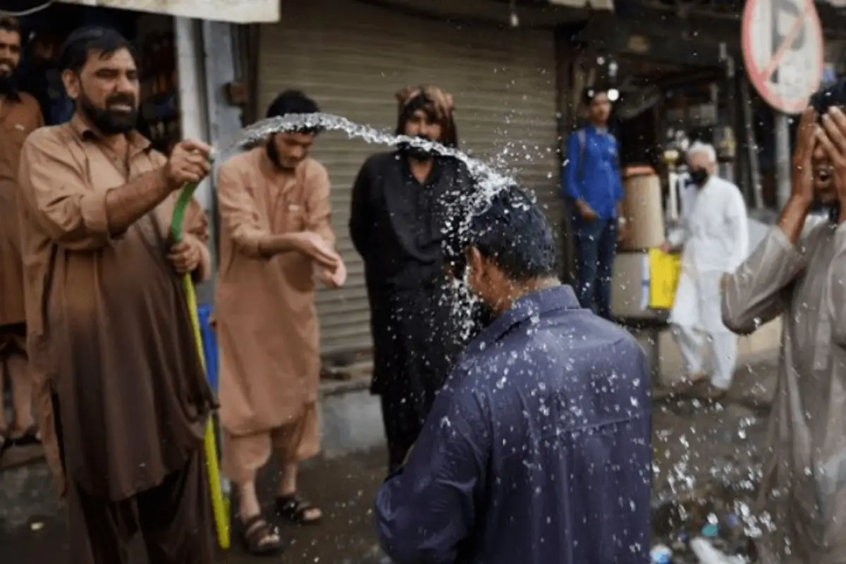 Karachi Weather Today: Scorching 39°C Heatwave! Is it Safe to Go Outside?