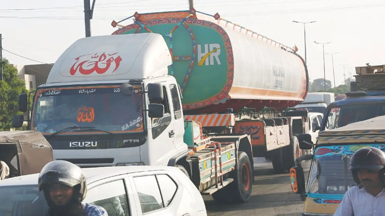 Commissioner bans entry of heavy traffic into Karachi during day time
