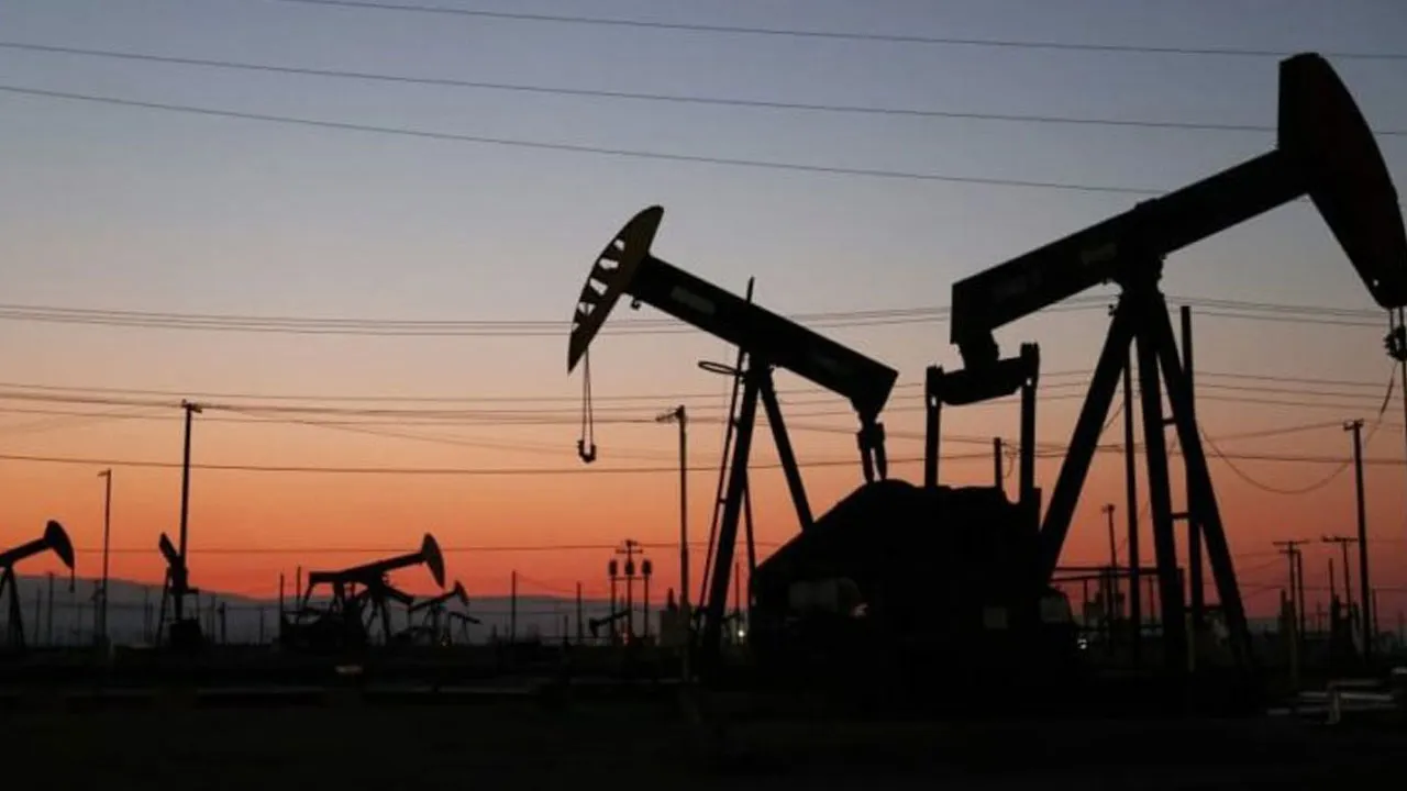 Oil prices further drop in global market amid low demand
