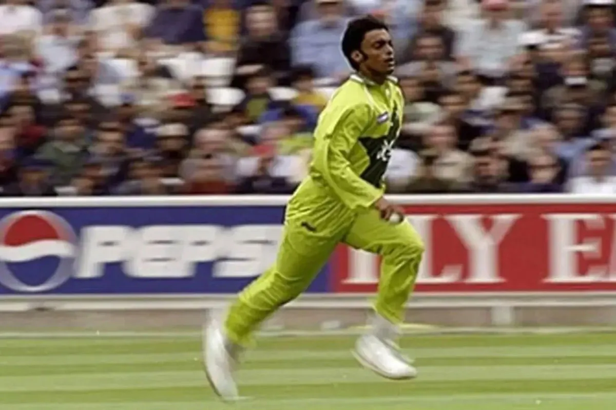 Shoaib Akhtar describes which fast bowler as Pakistan’s most intelligent bowler so far?