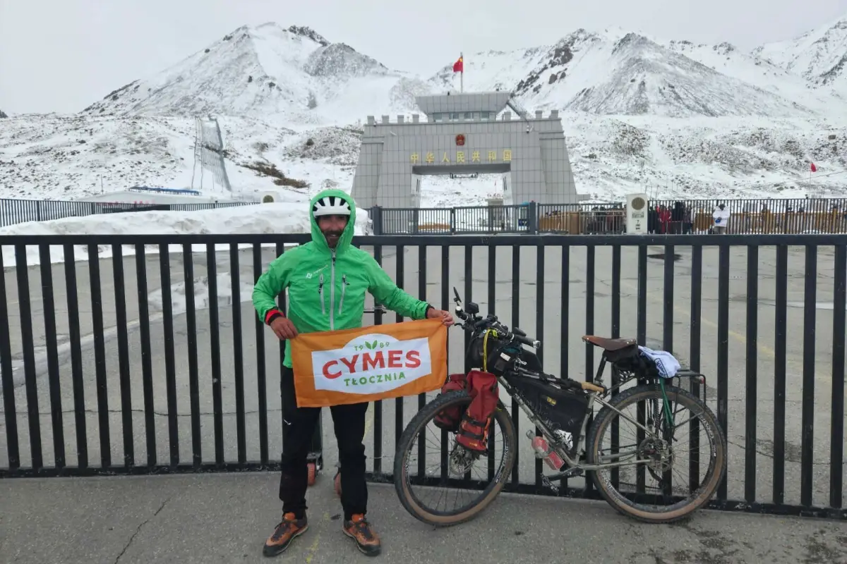 Polish cyclist begins final push to K2 base camp from Karachi
