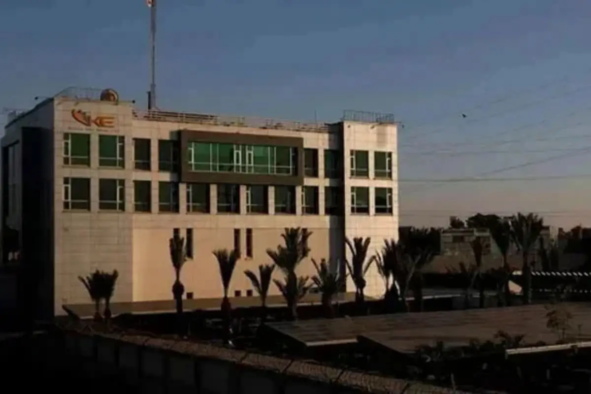 Violent protesters damage KE office in Karachi