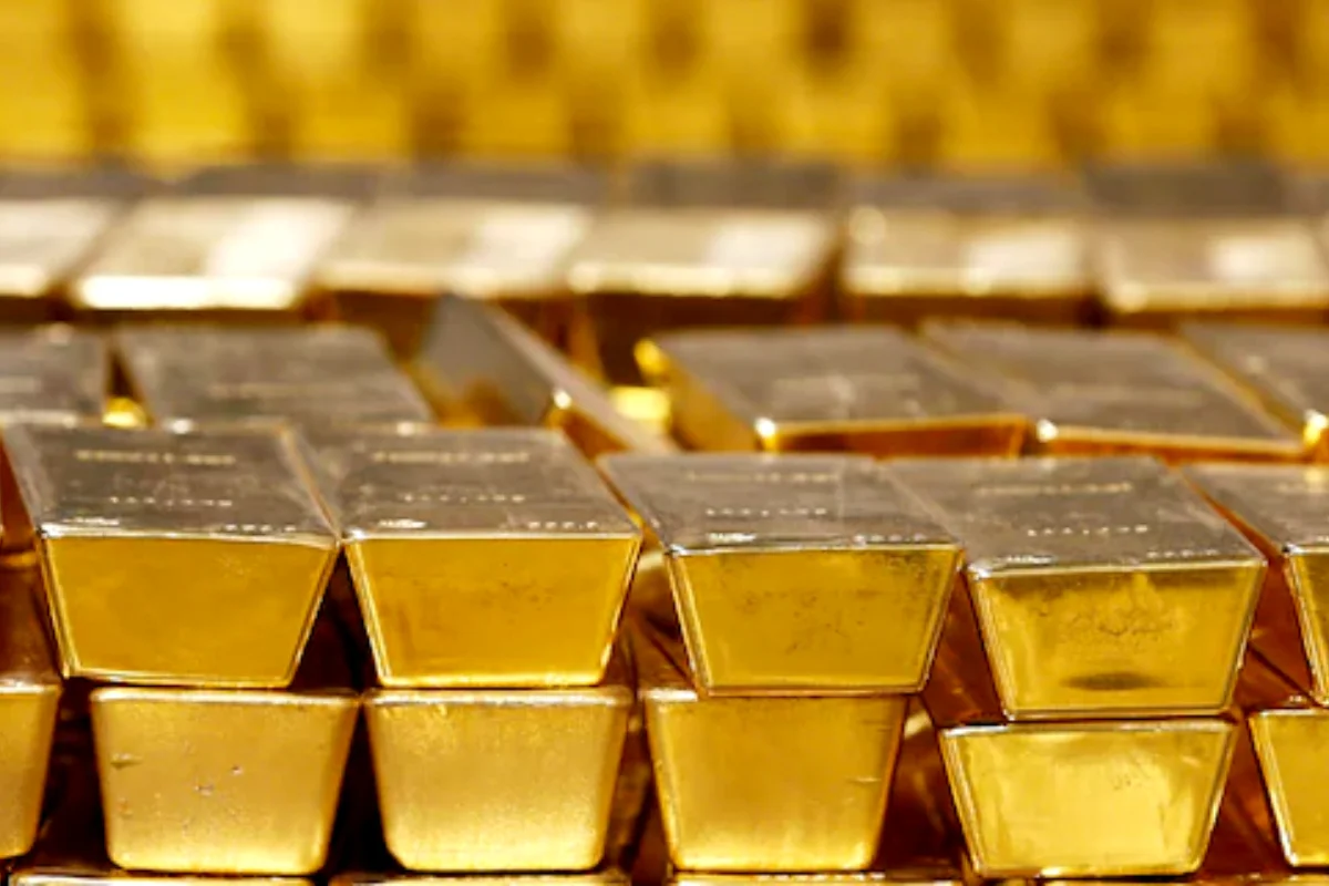 Gold price in Pakistan falls Rs10,400 per tola