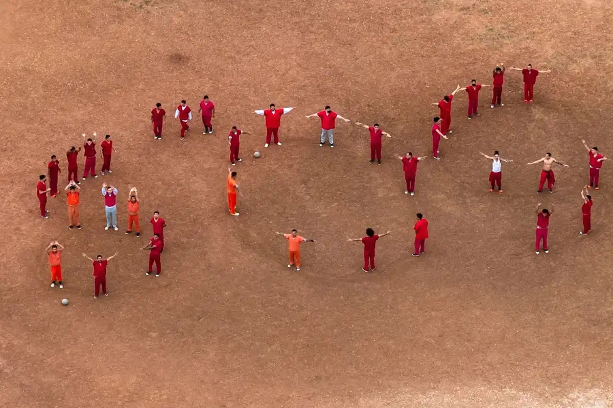 Immigration Detainees in Texas Form ‘SOS’ Signal in Detention Facility Yard