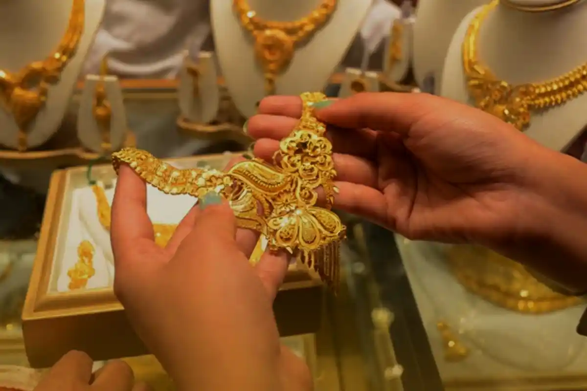 Gold Rates Decline by Rs1,800 Per Tola Today